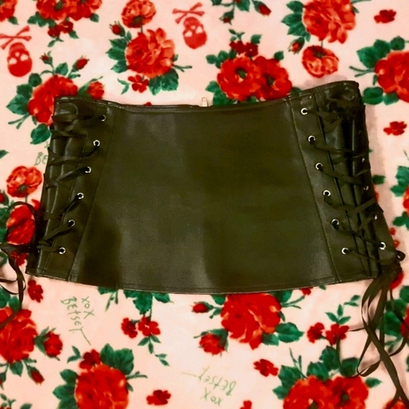 Pleather mini skirt. Large/X-large - Picture 1 of 3